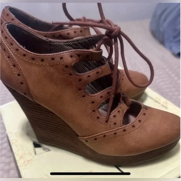 Restricted Brown Cutout Lace-Up Heels – Vintage Inspired Size 7 - Picture 2 of 4